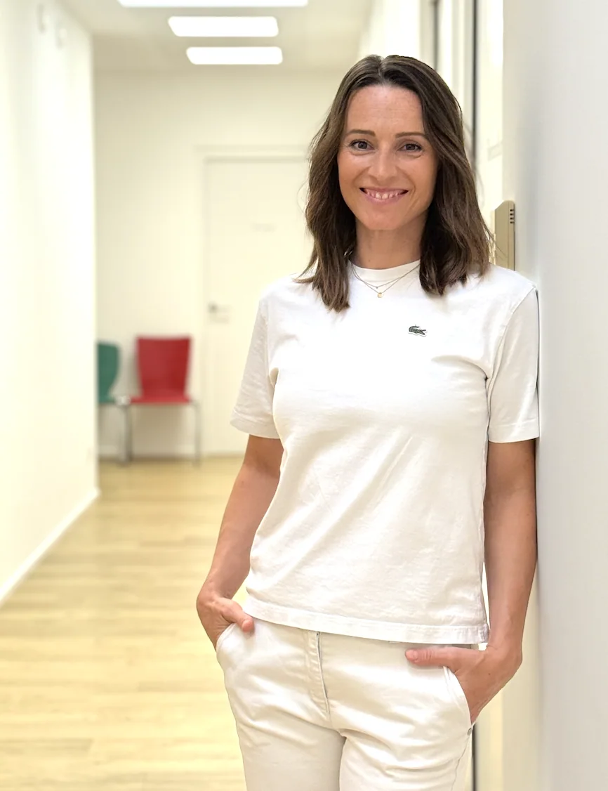 Dr. Claudia Chlumetzky-Gmeiner in Weiß im Gang der Praxis